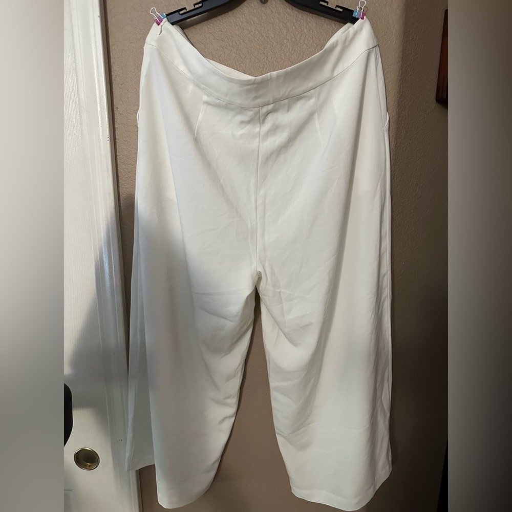 NWT. Guess wide leg ankle length pants